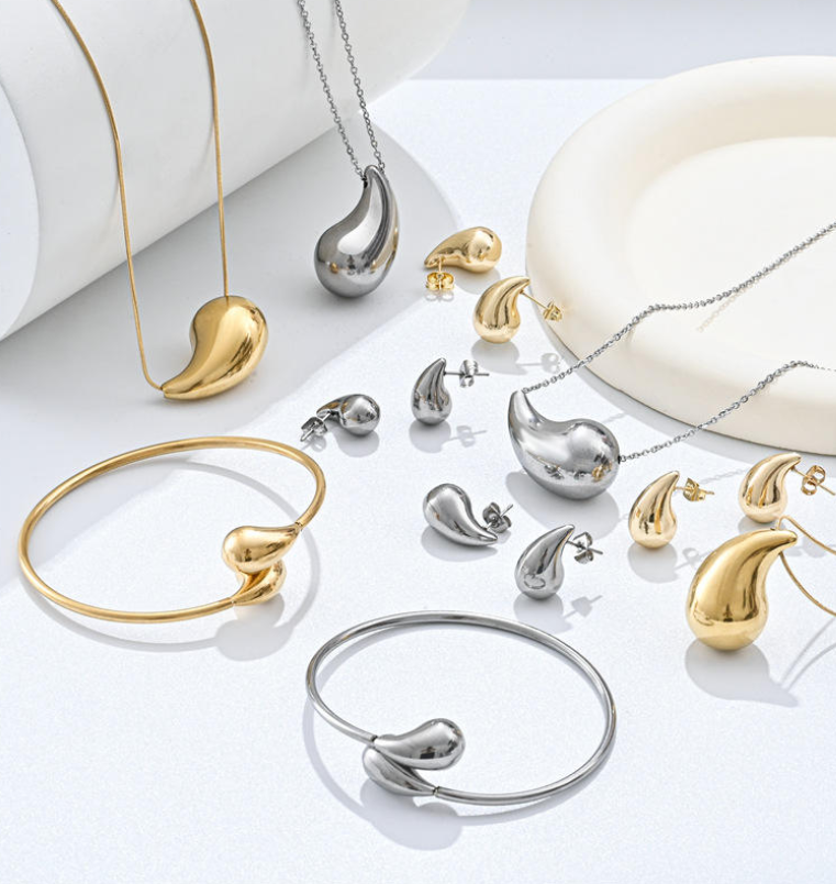 18K Gold-Plated Brass and Zirconia Jewelry Set — Stylish Gold-Tone Brass Teardrop Earrings, Designed Exclusively for Women's Weddings.