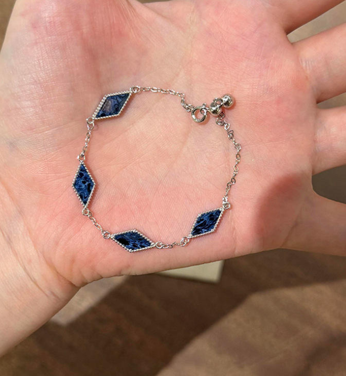 Athens-Style Geometric Jewelry Set: An Elegant and Minimalist Bracelet and Necklace for Women—A Chic, High-End Accessory.