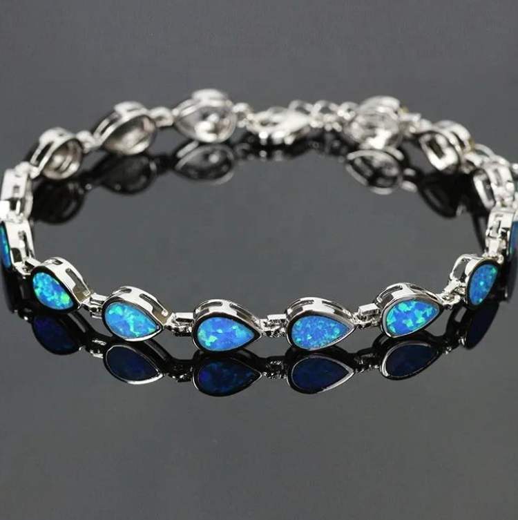 Athens-Style Geometric Jewelry Set: An Elegant and Minimalist Bracelet and Necklace for Women—A Chic, High-End Accessory.